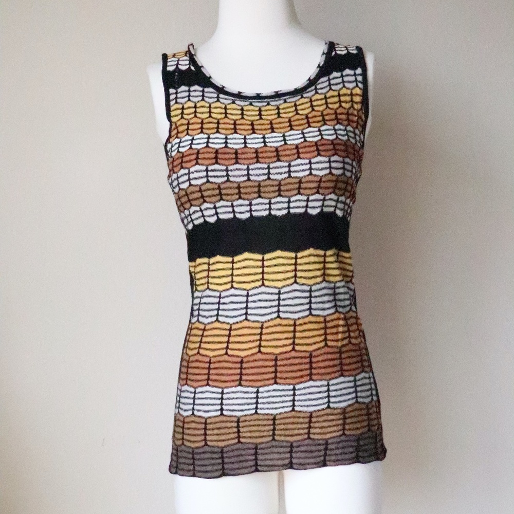 Sleeveless knit top in geometric honeycomb print